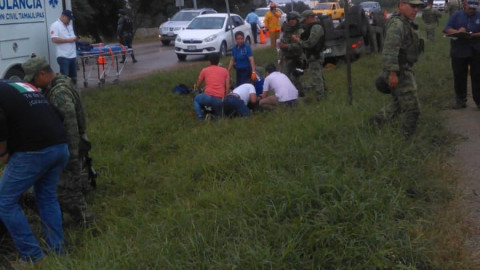 Camioneta de la SEDENA, volcó a causa del pavimento mojado en Altamira