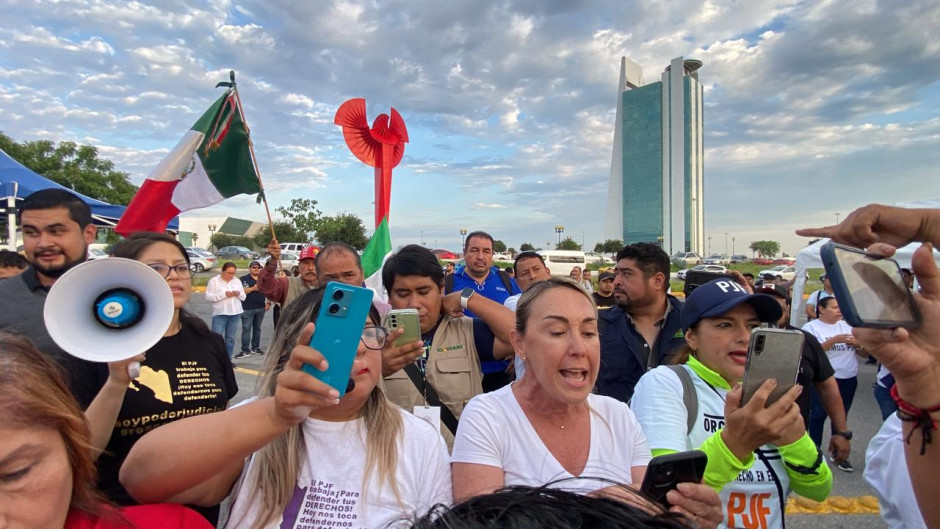 Ausentismos, protestas y reclamos en sesión del Congreso donde se aprobó la reforma judicial
