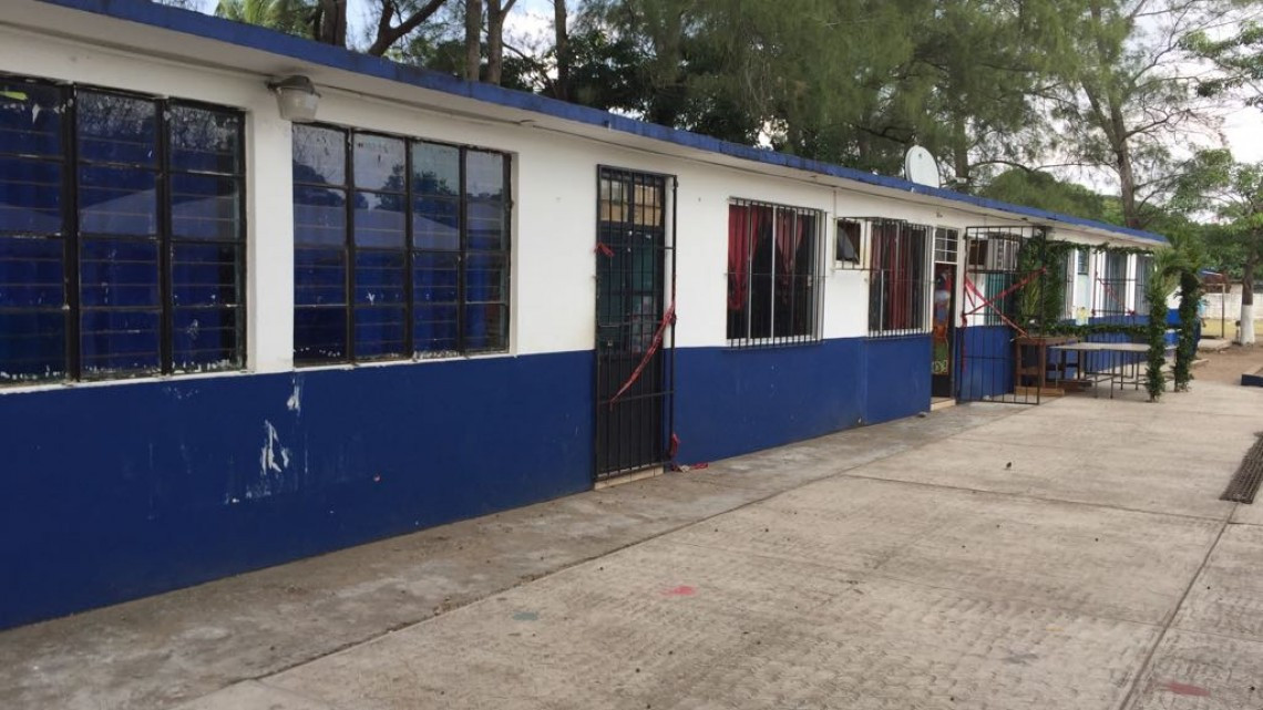 Instalan salones de clase improvisados para niños