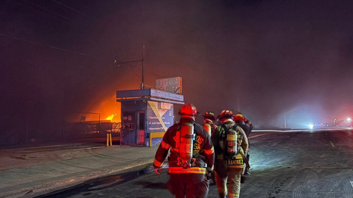 Se registra fuerte incendio en recicladora sobre la carretera Monterrey–Reynosa