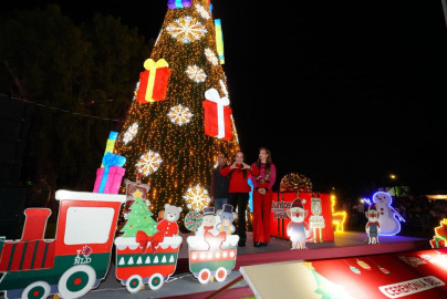 Nuevo Laredo vive una noche de luz y unión con el encendido del pino navideño