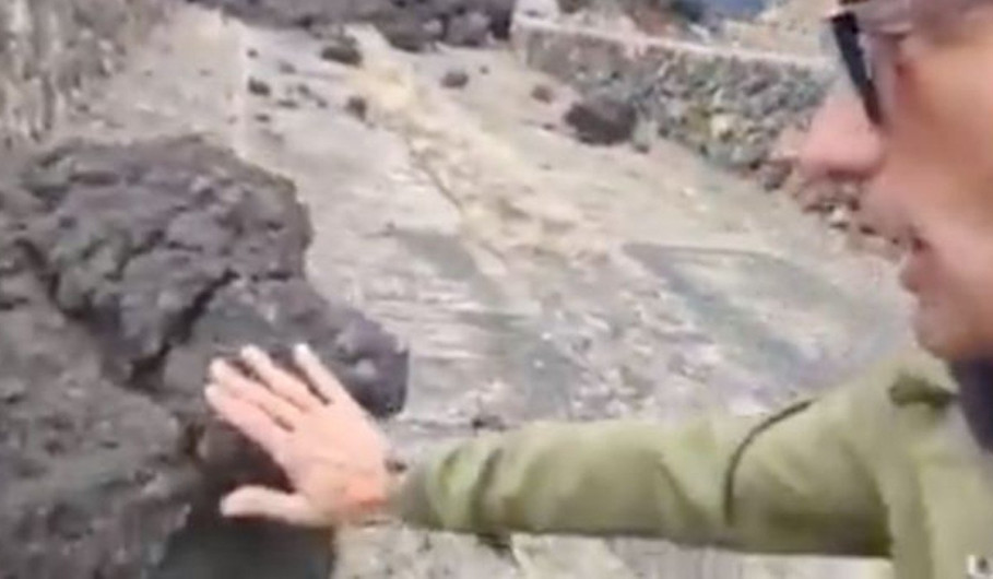 Critican a reportero por tocar piedra volcánica en La Palma