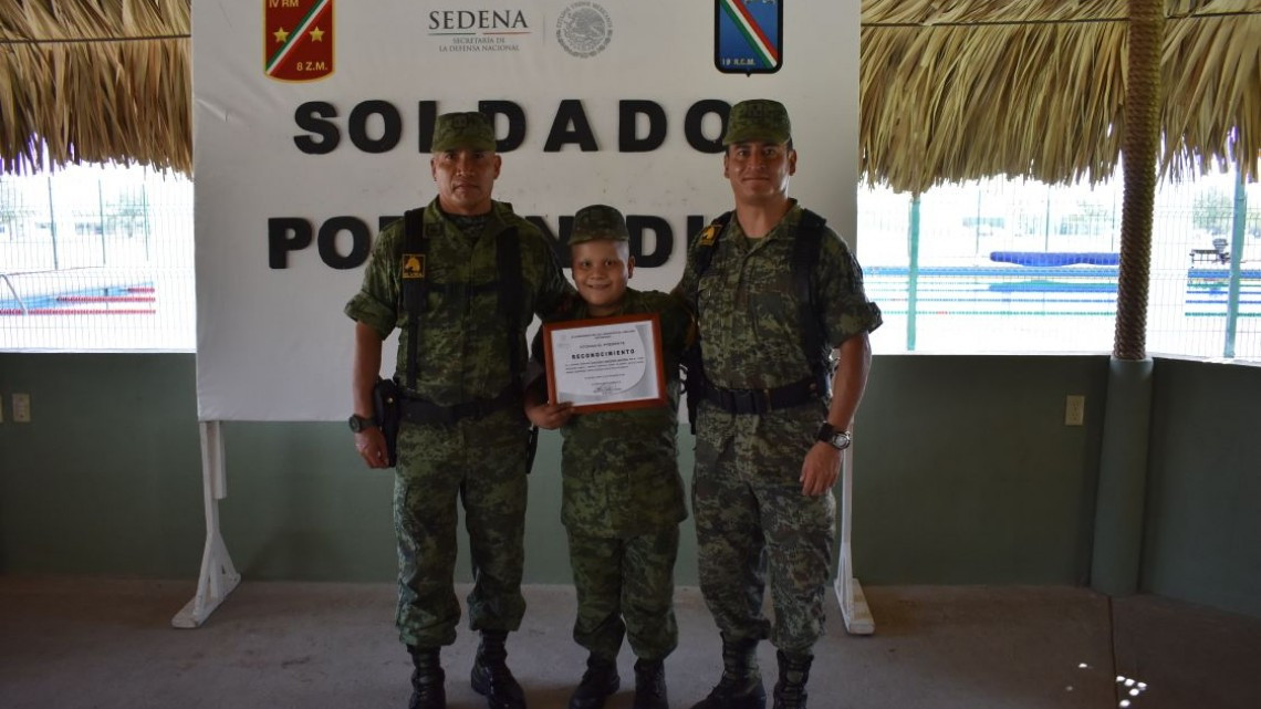 Juan Pablo Macarena es nombrado Soldado Honorario por un día