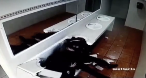 Capta a policías "cariñosos" que sufren accidente en baño