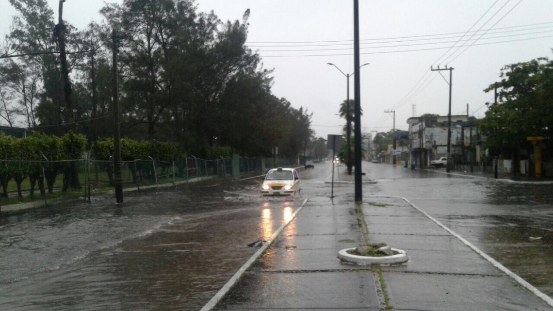 Con patrullas y grúas apoyan a carros varados en avenidas inundadas