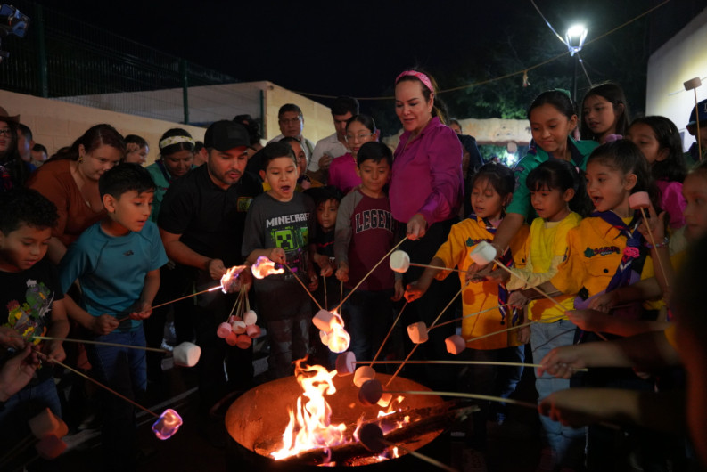 Disfrutan familias y alcaldesa Carmen Lilia Canturosas de lunada en el Zoológico de Nuevo Laredo