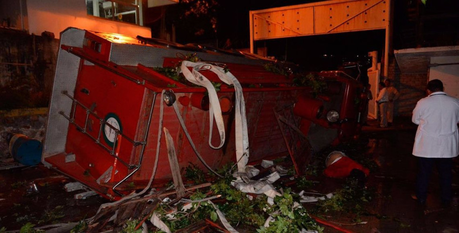 Deja un bombero muerto y cuatro heridos una volcadura de camión 