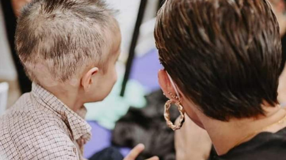 Mariana Rodríguez se corta el cabello para apoyar a niño con cáncer
