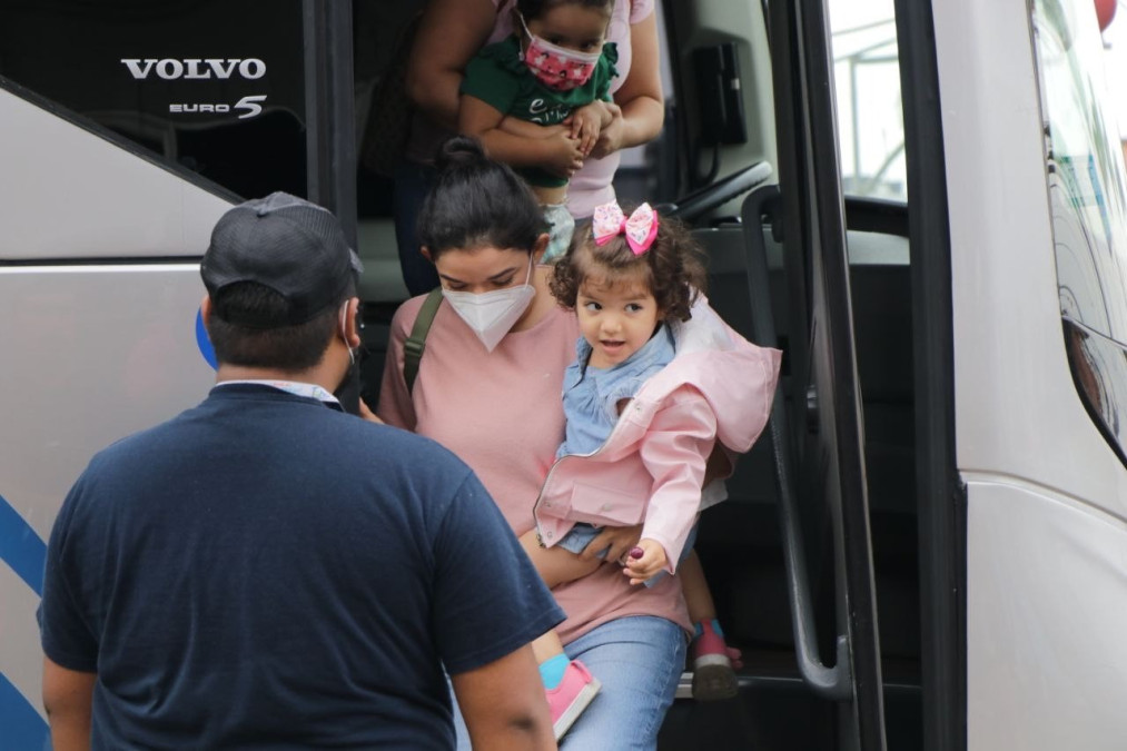 Se vacunan neolaredenses en jornada de vacunación transfronteriza 