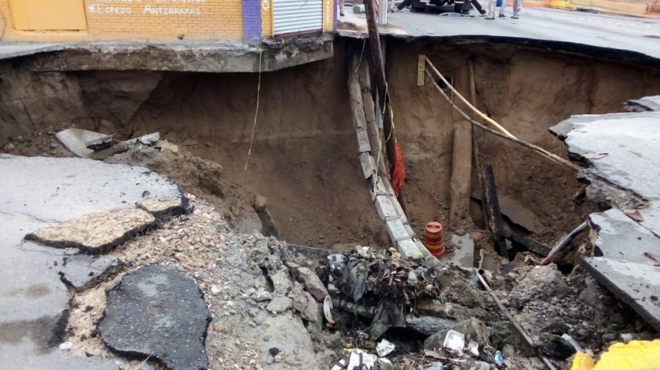 Enorme socavón se forma tras las lluvias en Nuevo Laredo 