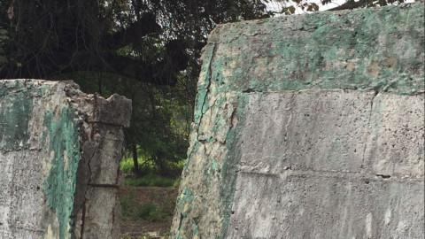 Niños en riesgo por barda apunto de colapsarse