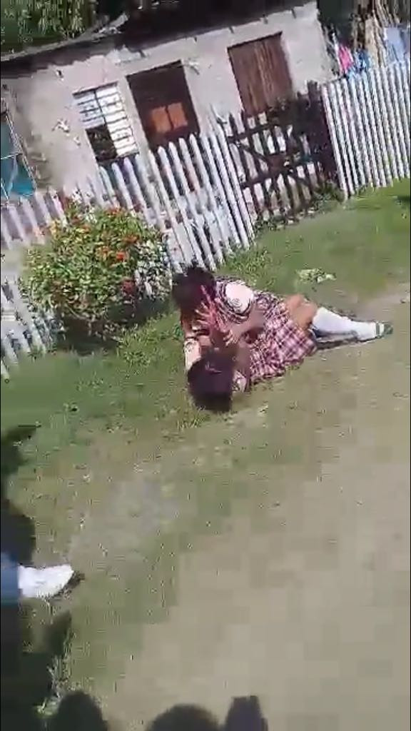 Jovencitas se lían a golpes cerca de escuelas