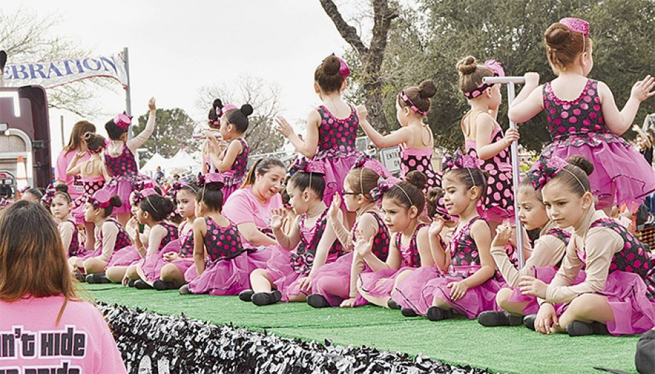 Realizan un desfile deportivo amateur