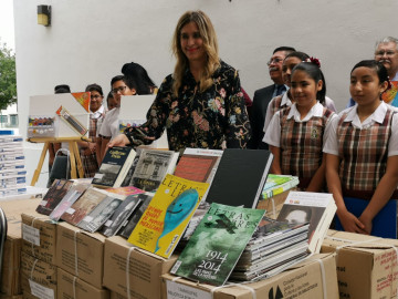 Realiza Ayuntamiento, entrega de material didáctico a Tamul Los Muros