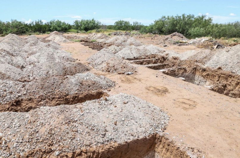 Inician construcción de más fosas Covid en Nuevo Laredo