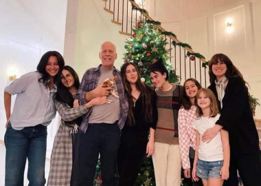 Bruce Willis adelanta navidad con su familia y ex por enfermedad