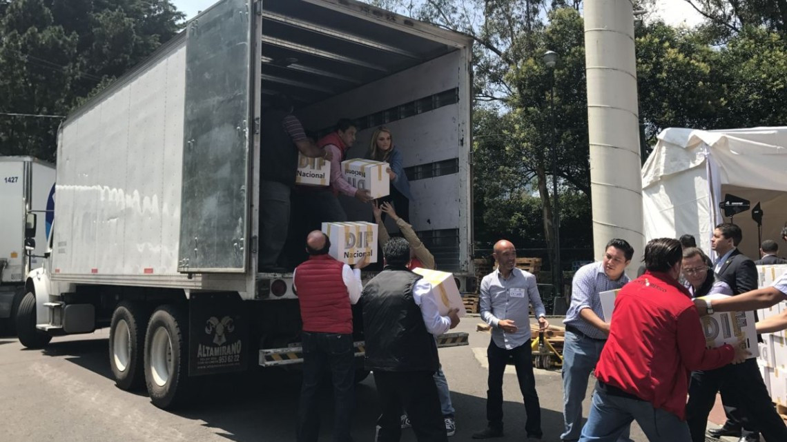 Camiones con despensa parten para apoyo de damnificados