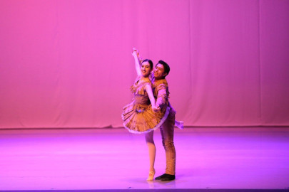 Presenta Compañía de Danza de Nuevo Laredo acto de danza clásica 