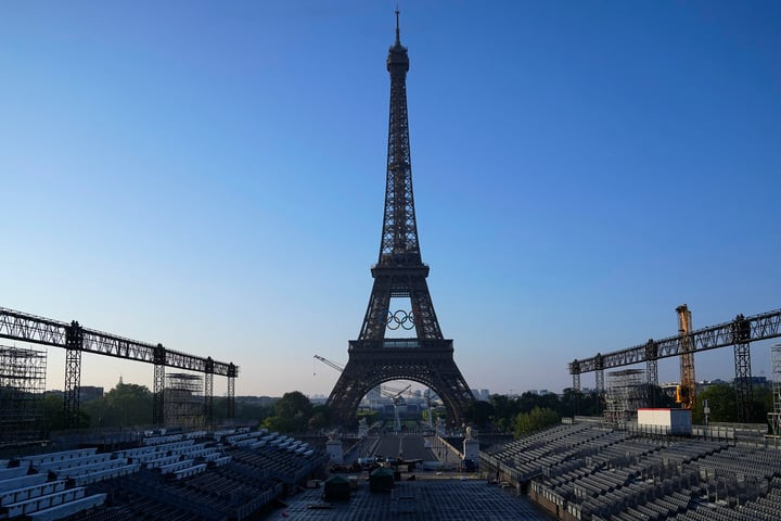 Torre Eiffel se engalana con los anillos olímpicos, así luce