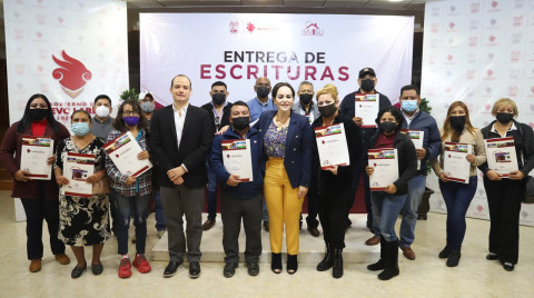 Entregan escrituras de vivienda a familias del fraccionamiento El Progreso