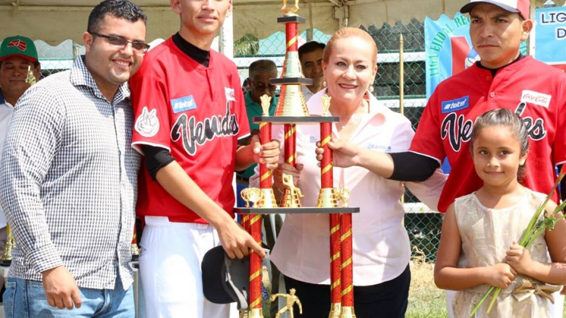 Amparán Cruz asiste y preside torneos de Beisbol