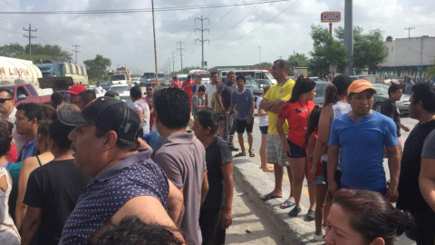Bloquean carretera, reclaman solución a inundaciones