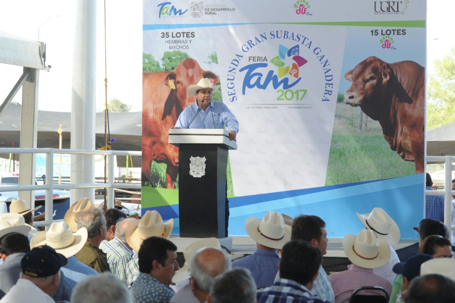 Realizan subasta Ganadera en beneficia a población