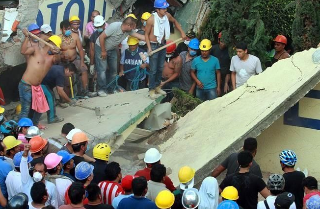 Rescatan a Frida Sofia de escombros del colegio Enrique Rébsamen