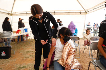 Vacunan a familias de la colonia Blanca Navidad contra el COVID-19 