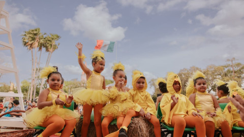 Con desfile dan la bienvenida a la primavera 2025