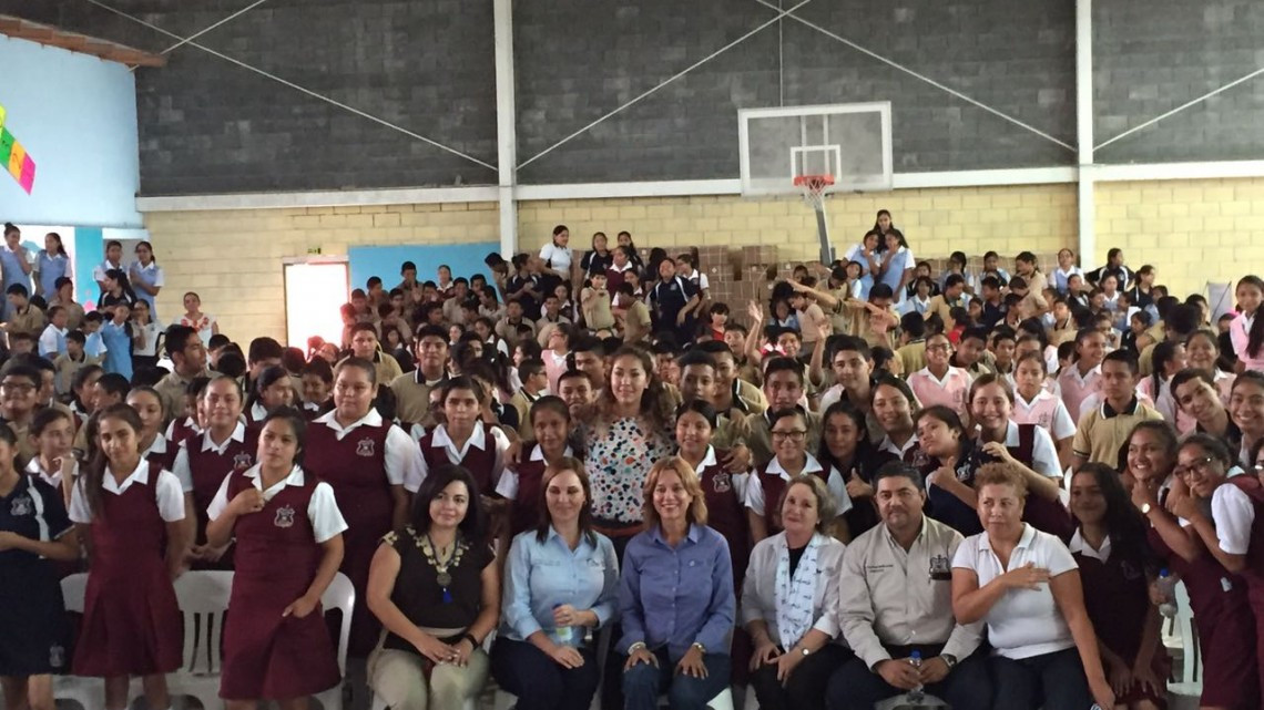 Esgrimista olímpica motiva a estudiantes en Reynosa