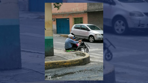 Artista inmortaliza en mural a matrimonio de abuelitos