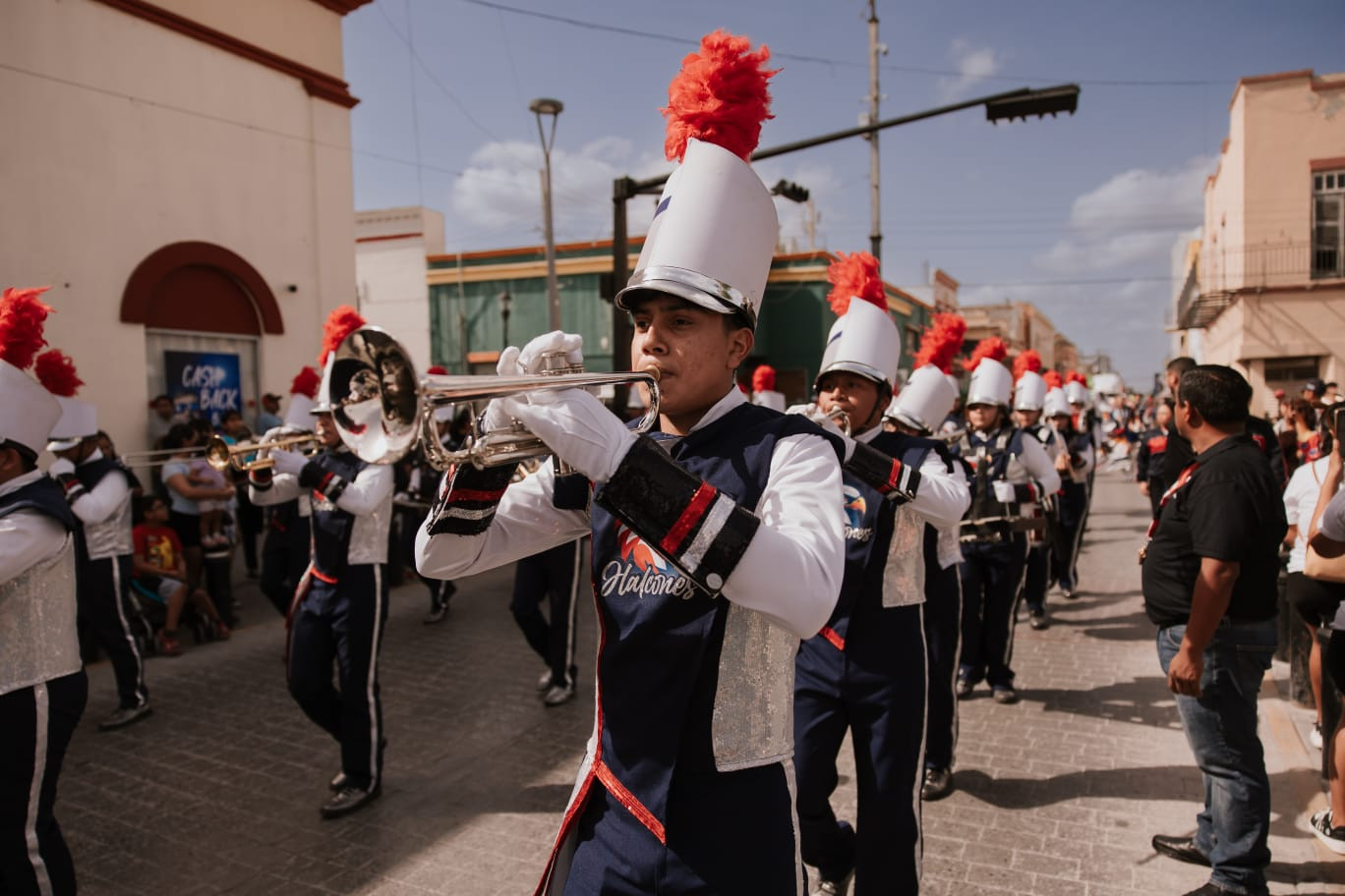 Con desfile dan la bienvenida a la primavera 2025