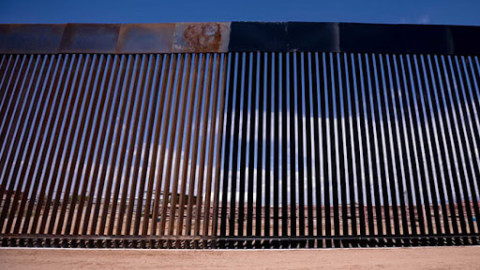 Gobierno de Trump pinta de negro el muro fronterizo para dificultar su escalada