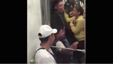 Hombre le propone matrimonio en el Metro a su novia 