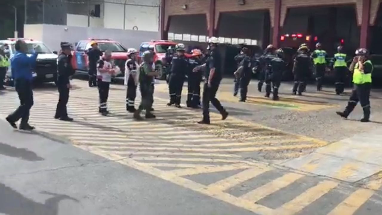 Rinden honores a elementos fallecidos 