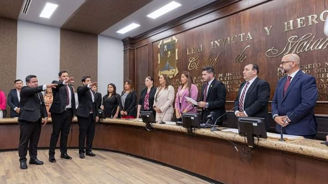 Beto Granados preside primera sesión de Cabildo con protesta de funcionarios