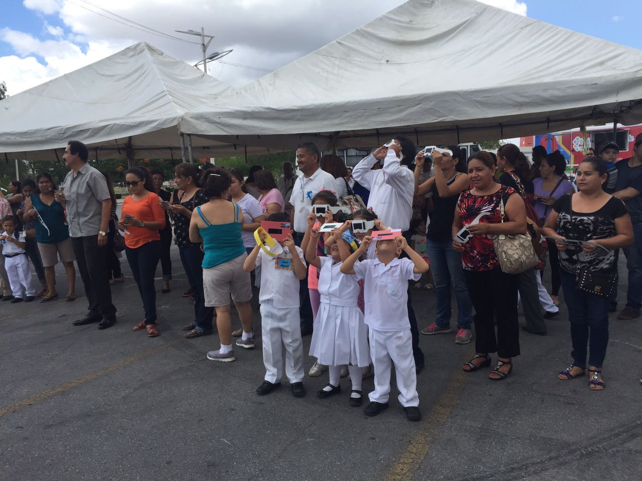 Alumnos de primaria disfrutan del eclipse solar