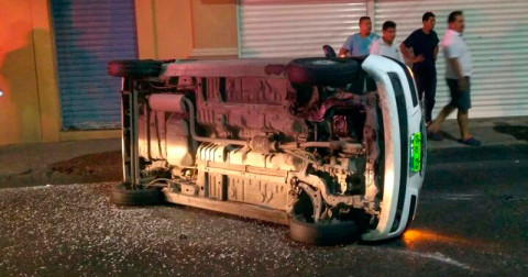 Vuelca taxi en Tampico
