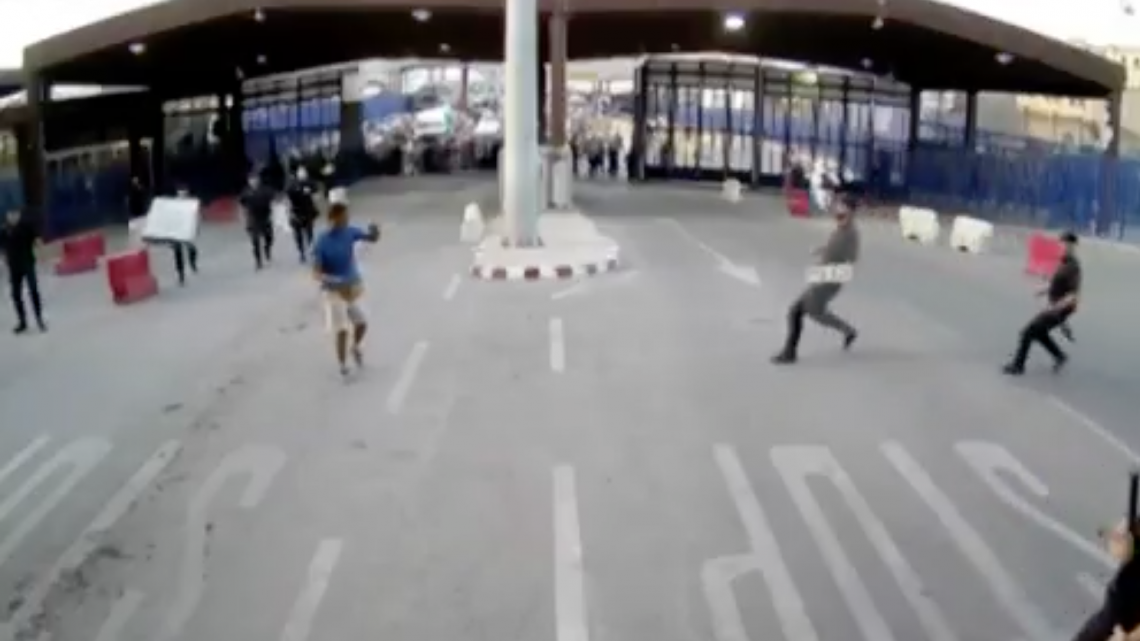 Detienen a hombre por amenazar con cuchillo a policías españoles