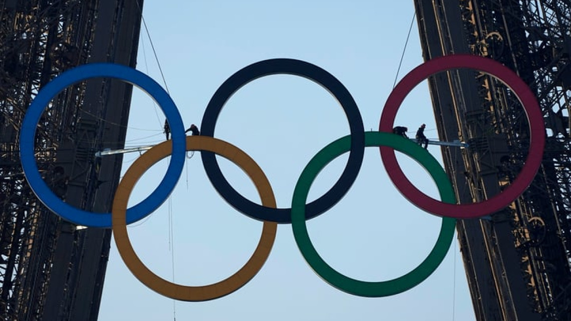 Torre Eiffel se engalana con los anillos olímpicos, así luce