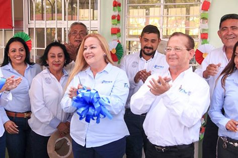 Alcaldesa inauguran plaza comunitaria