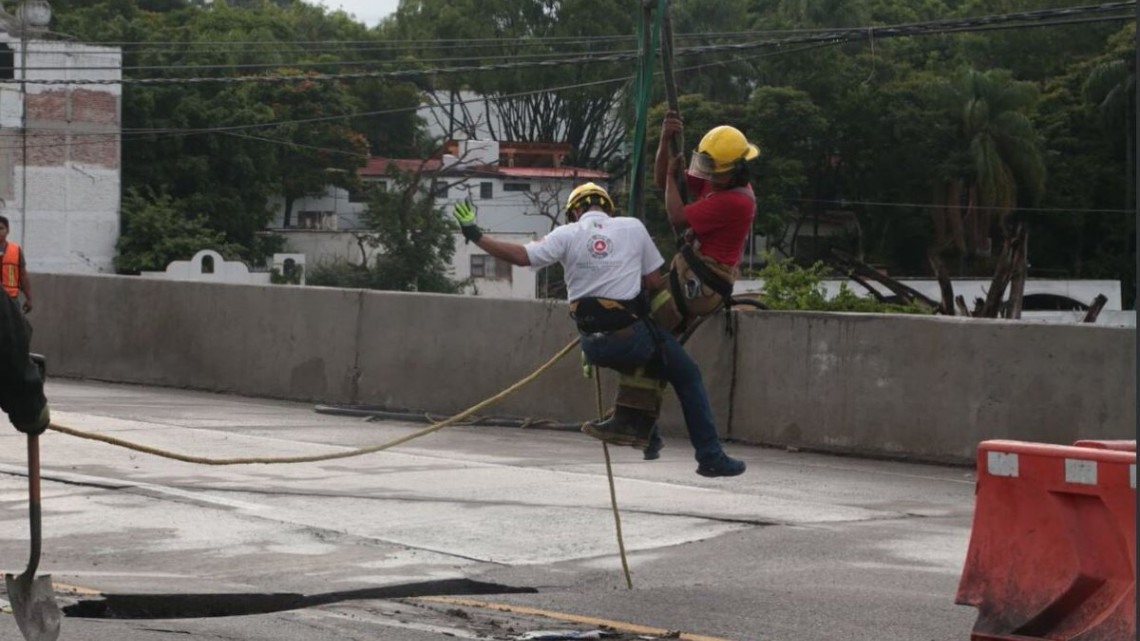 Quedan atrapadas dos personas en socavón