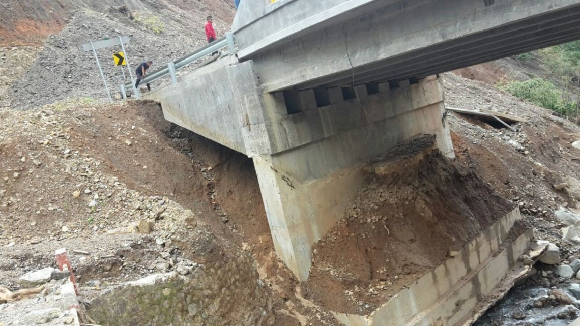 Caen dos puentes en Guerrero