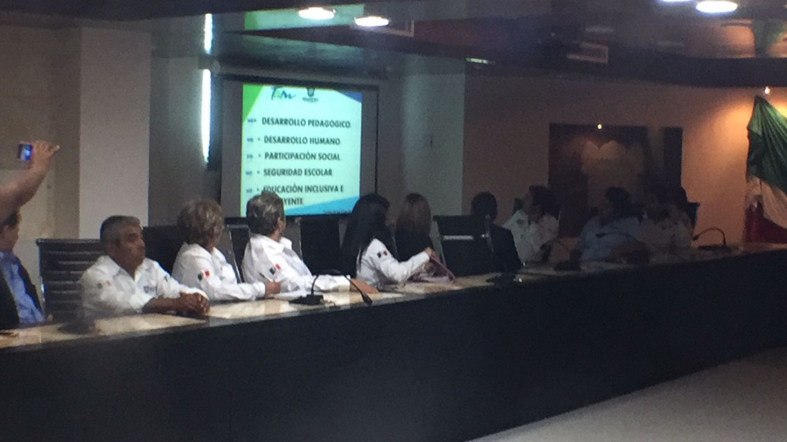 Toman protesta al Consejo Municipal de Participación Social en la Educación