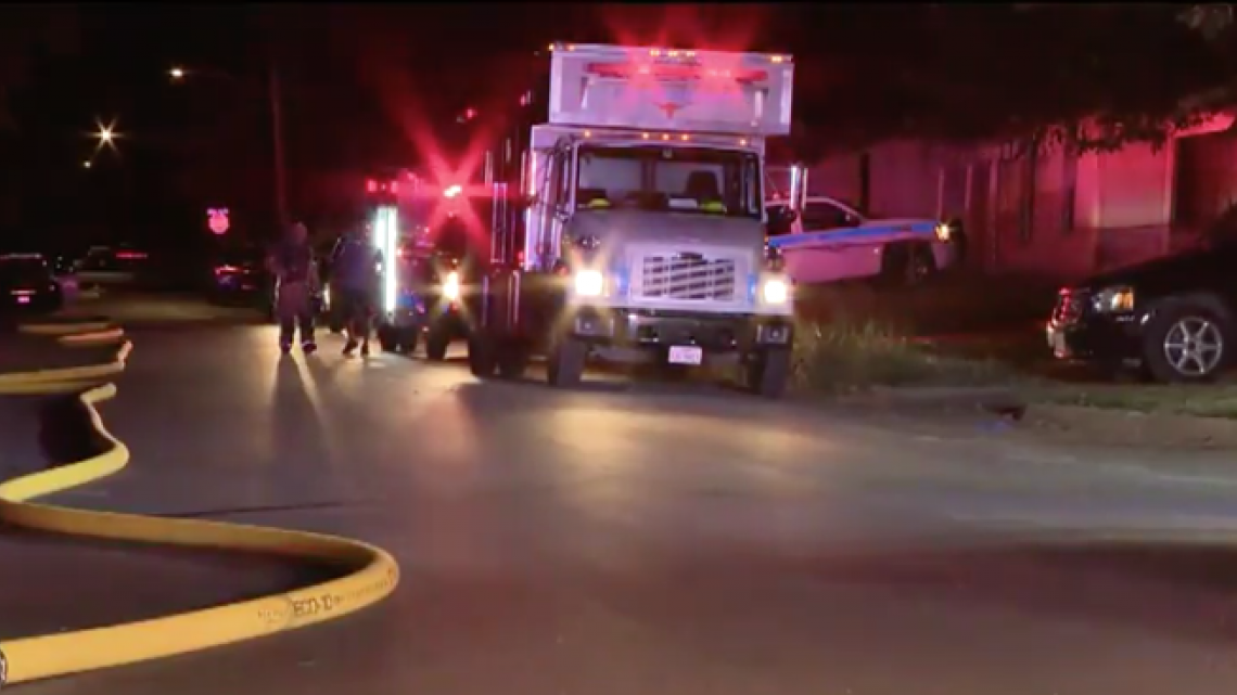 Mujer de la tercera edad es rescatada de su casa en llamas en Fort Worth