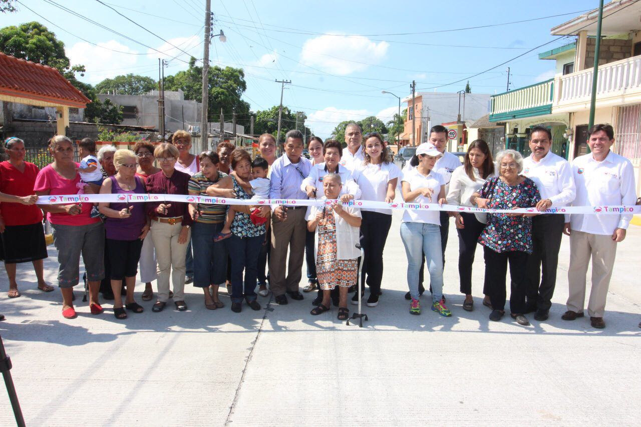 Entrega alcaldesa pavimentación de la calle Belisario Domínguez 