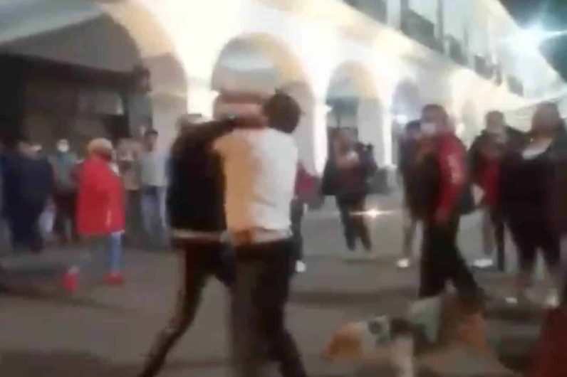 ¡El mariachi loco quiere pelear! Mariachis se pelean a golpes en Toluca