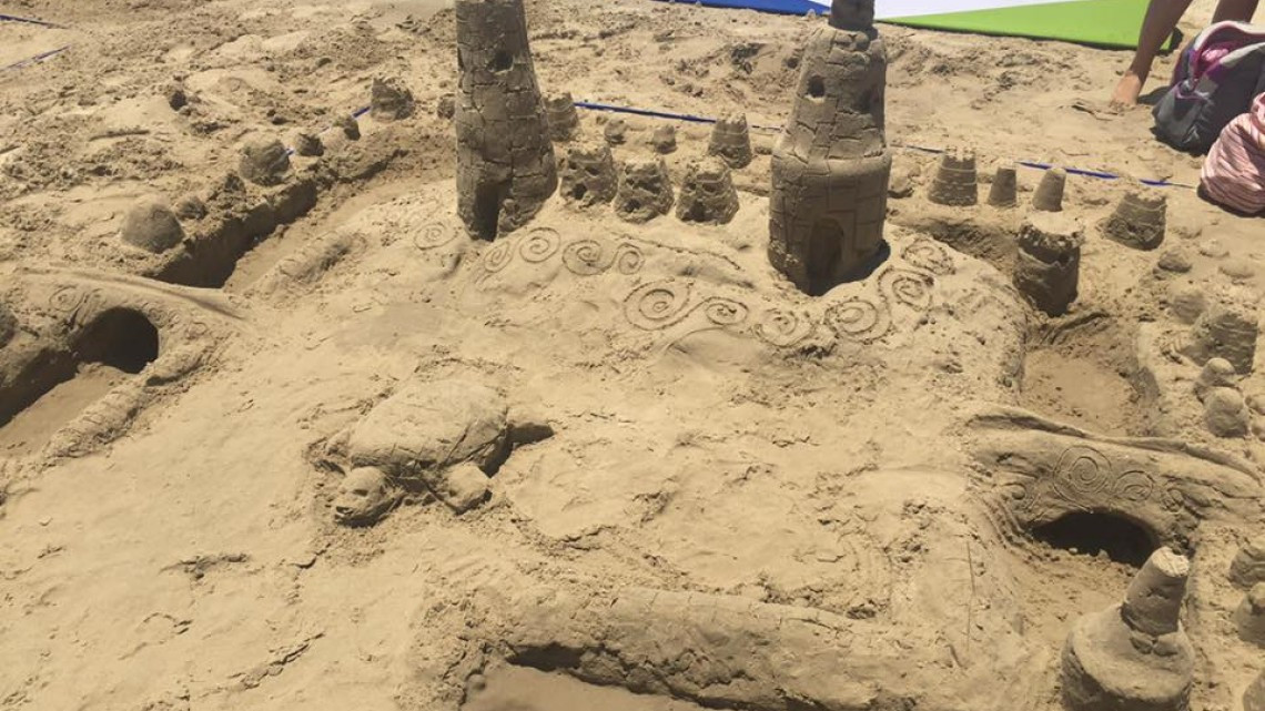 Llevan a cabo Concurso de Castillos de Arena en Playa Miramar