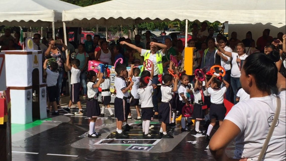 Niños de educación básica, demuestran lo aprendido en el tema de vialidad.